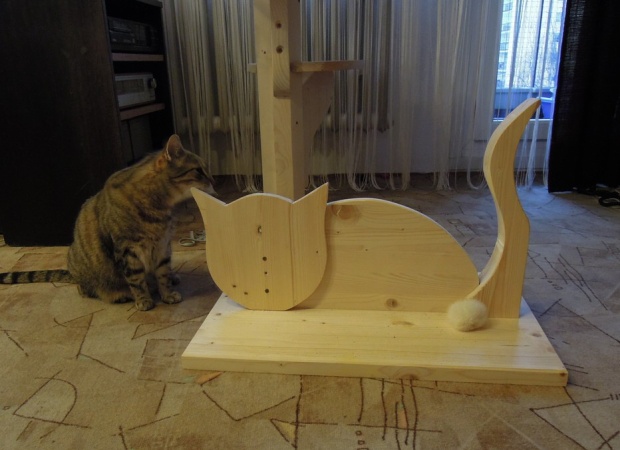 Dřevěný kamarád u základny stromu