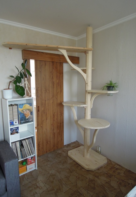 Zkušební strom, prozatím bez ukotvení do stropu