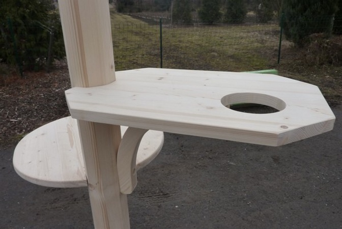 Detail police s otvorem pro misku s kočičí trávou