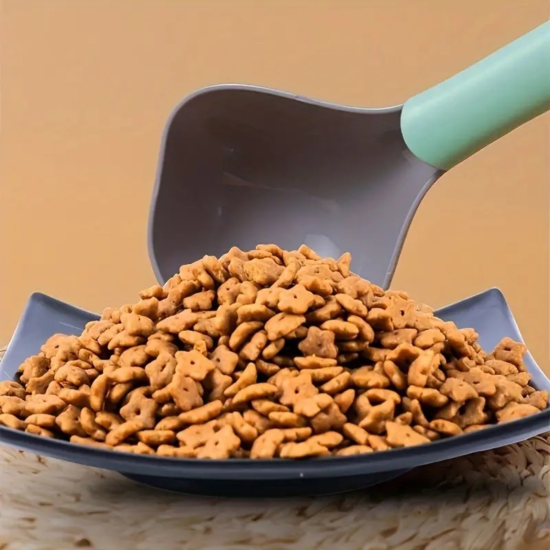 Tvarovaná lopatka na granule hnědá