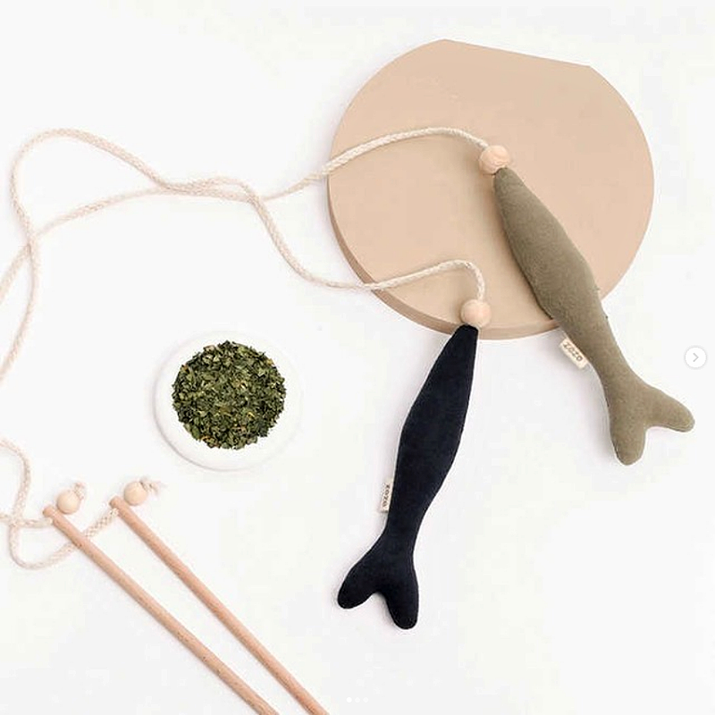 ZEZE Life dřevěná udice s rybičkou, s catnipem